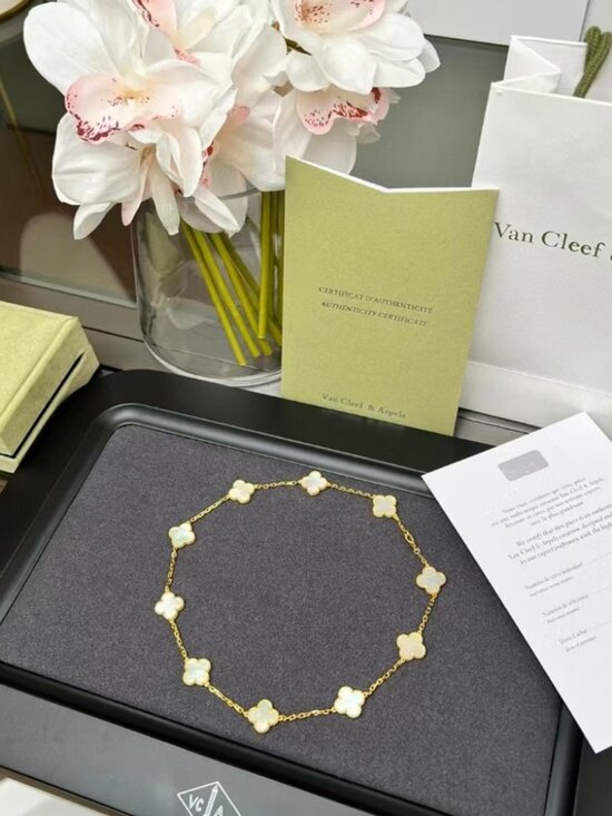 Van Cleef & Arpels Gold Vintage Alhambra necklace - Picture 5 of 8